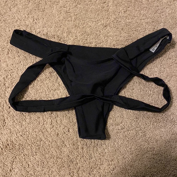 Zufal spaghetti strap criss cross bikini - Picture 3 of 3